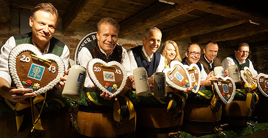 Die Münchner Brauereichefs bei der Wiesn Bierprobe 2013: Dr. Jannik Inselkammer (Augustiner), Andreas Steinfatt (Paulaner), Dr. Michael Möller (Hofbräu), das "Münchner Kindl", Günter Kador (Spaten), .... (Hacker Pschorr), Bernhard Klier (Löwenbräu) (©Foto: Martin Schmitz)